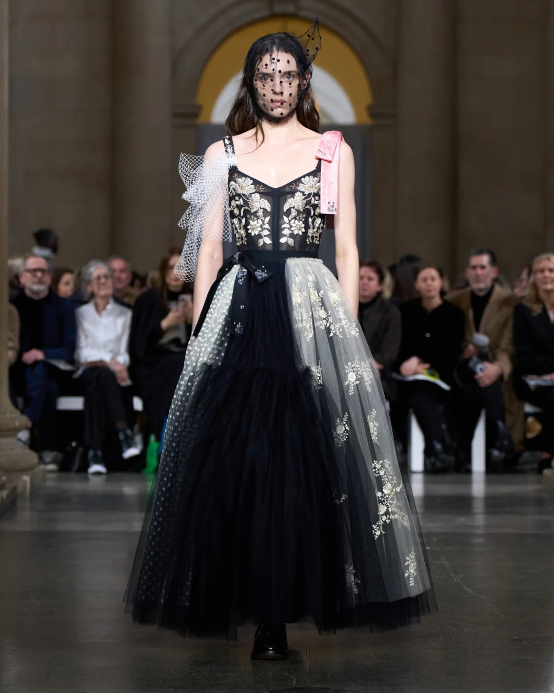 Modelo con un total look de ERDEM durante el desfile Otoño Invierno 2026 que combina referencias históricas con una silueta contemporánea