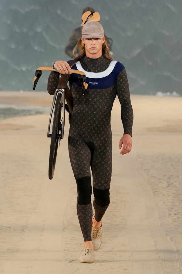 Modelo con prendas inspiradas en el surf en Louis Vuitton SS27