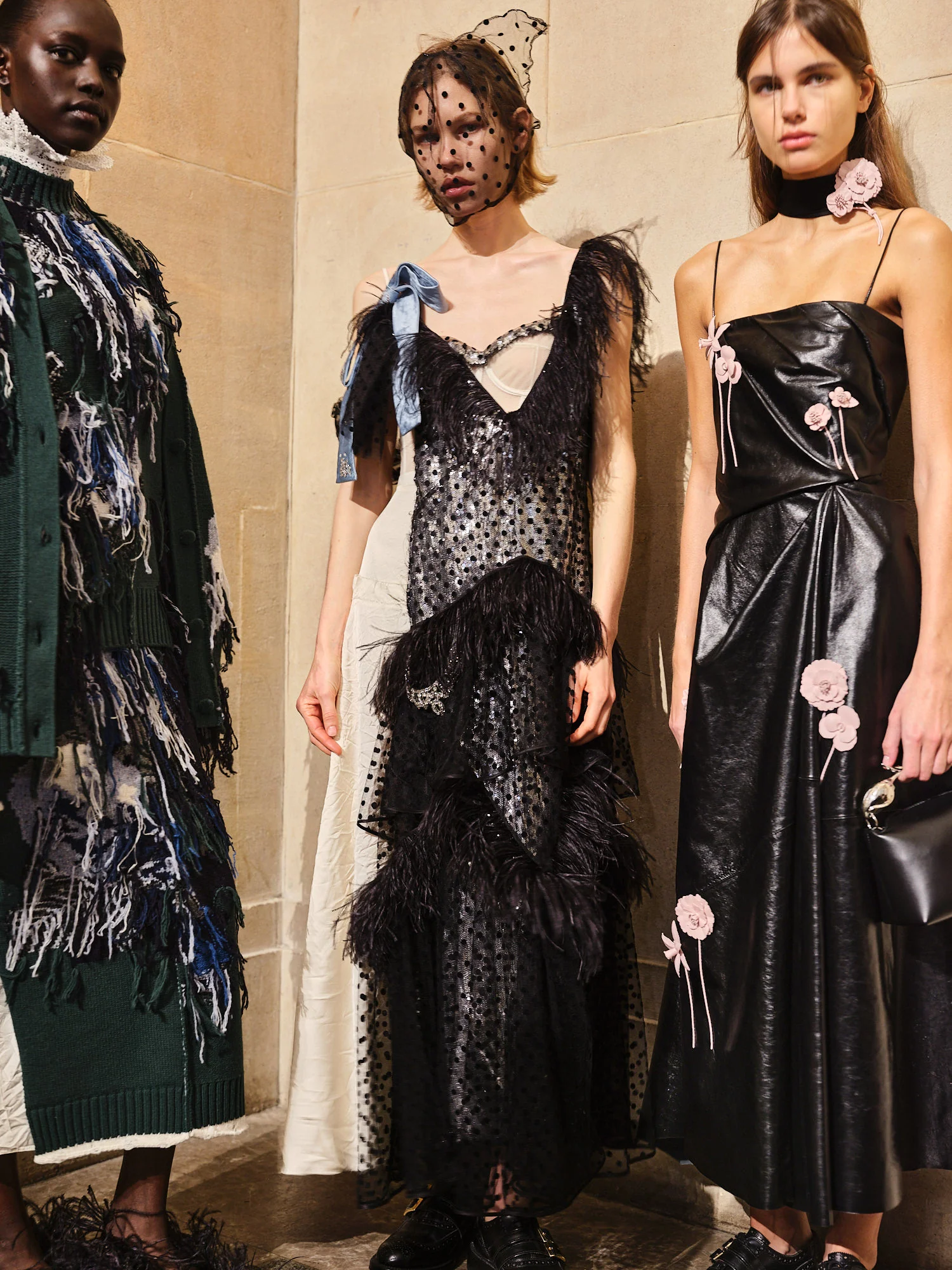Modelos entre bastidores con total looks de ERDEM antes del desfile