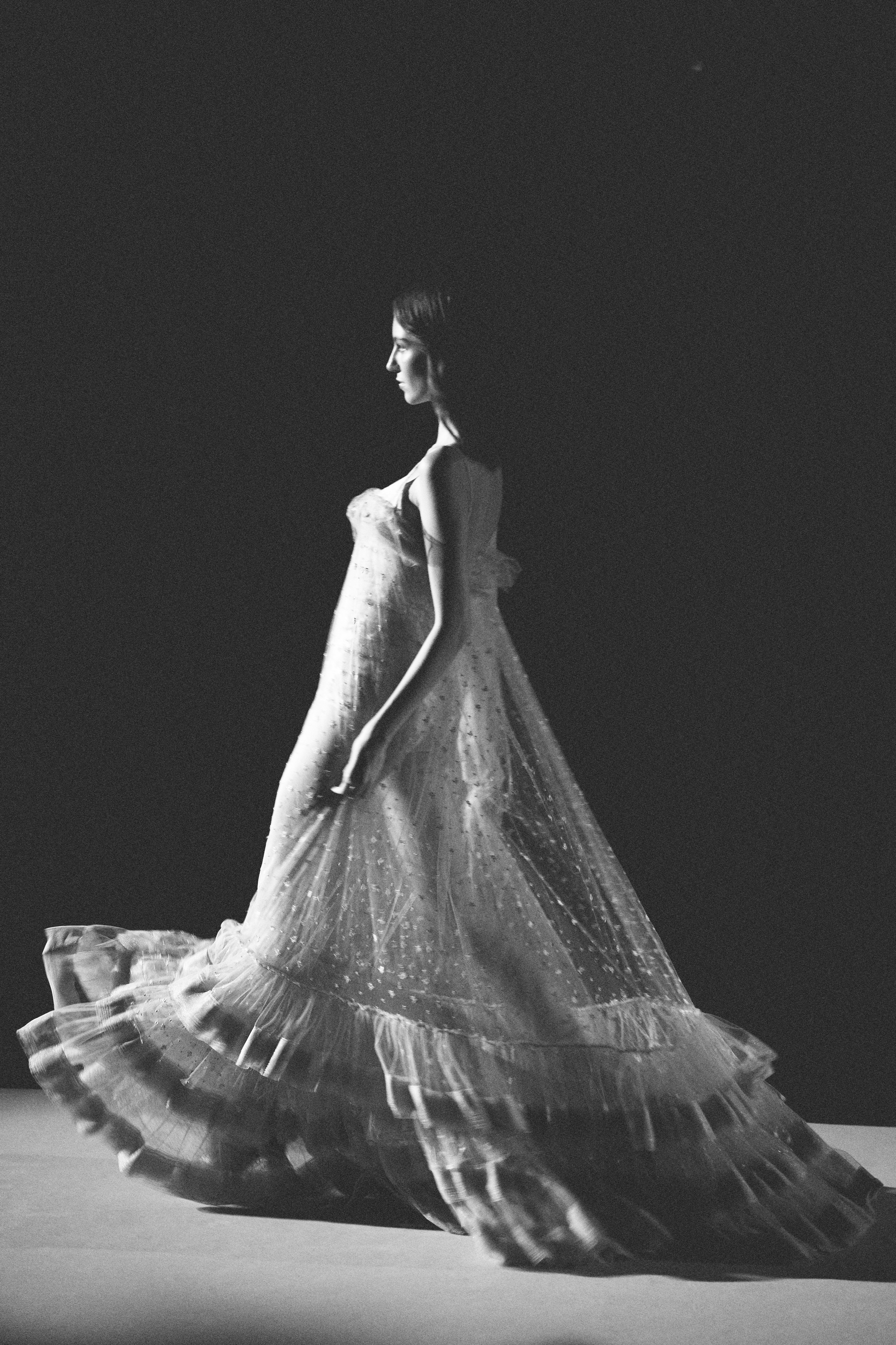 Modelo con traje blanco elegante