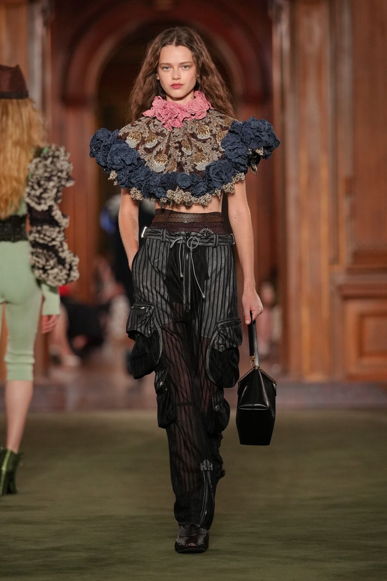 Look escultórico de la colección Louis Vuitton Cruise 2027 durante el desfile en Nueva York