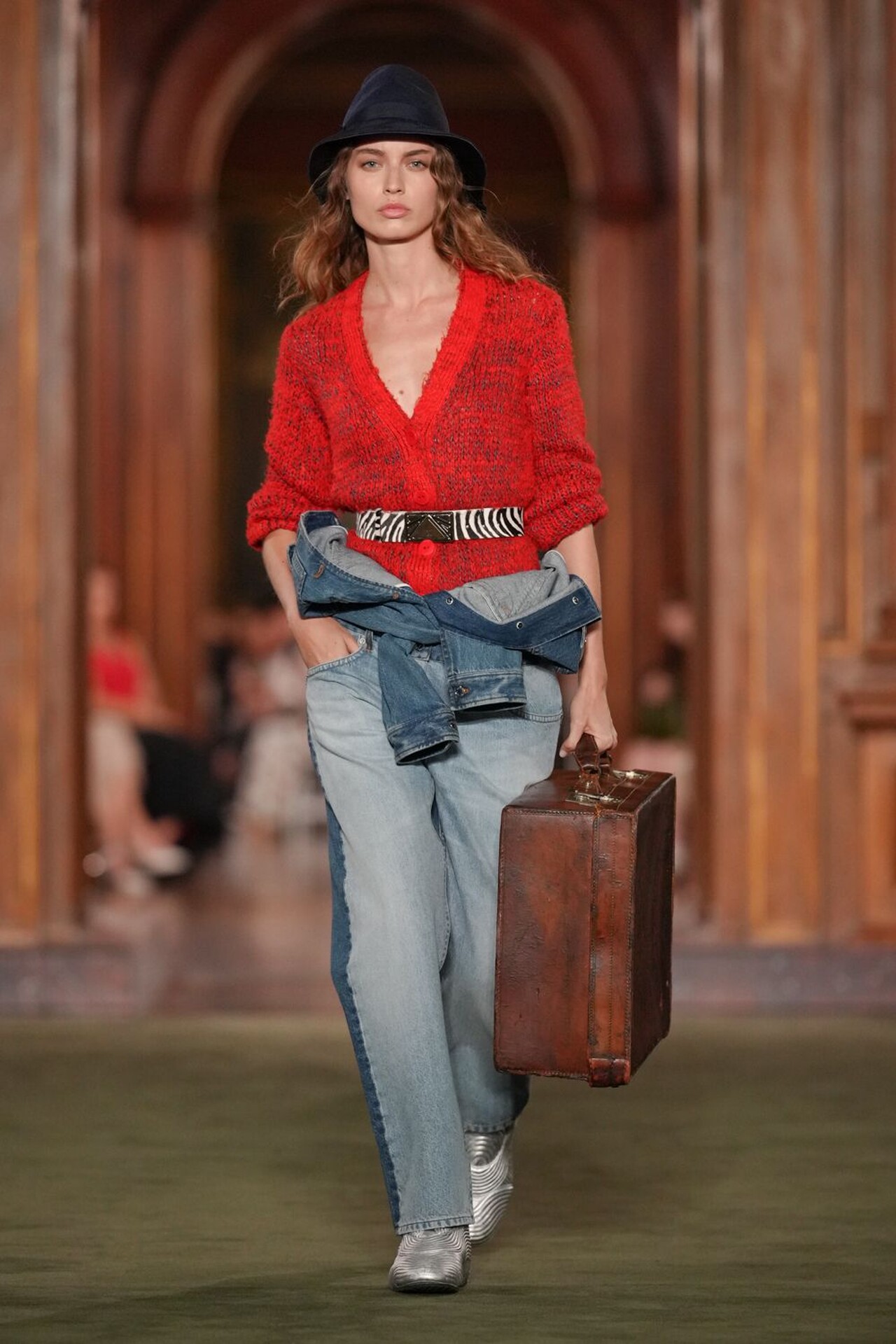 Detalle de estilismo con referencias urbanas en el desfile Louis Vuitton Cruise 2027