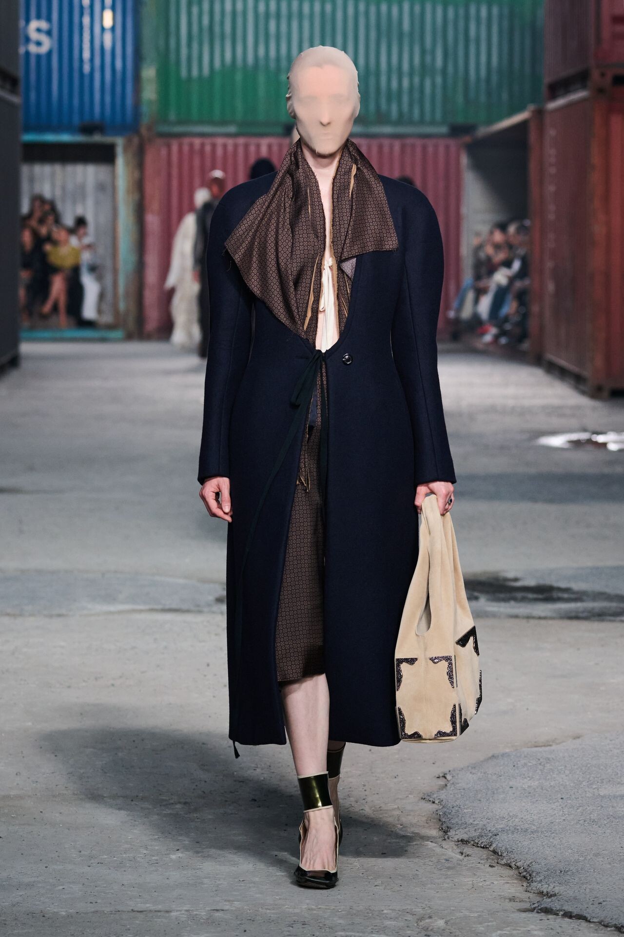 Modelo con accesorios experimentales en el desfile de Maison Margiela otoño-invierno 2026-2027 en Shanghái