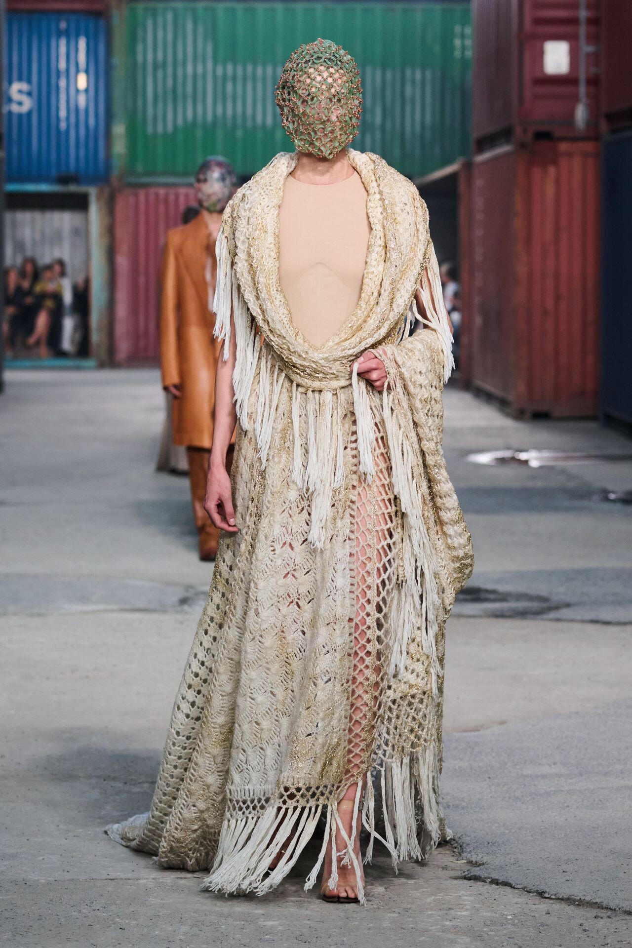Detalle de texturas con acabados que evocan cera y porcelana en la colección de Maison Margiela en Shanghái