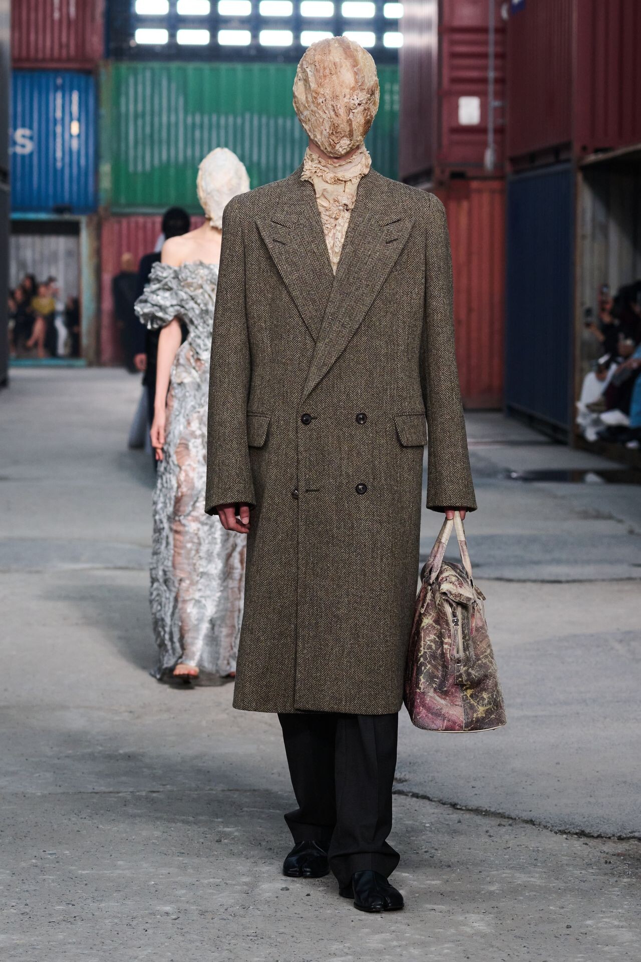 Look de sastrería reinterpretada en el desfile de Maison Margiela en Shanghái