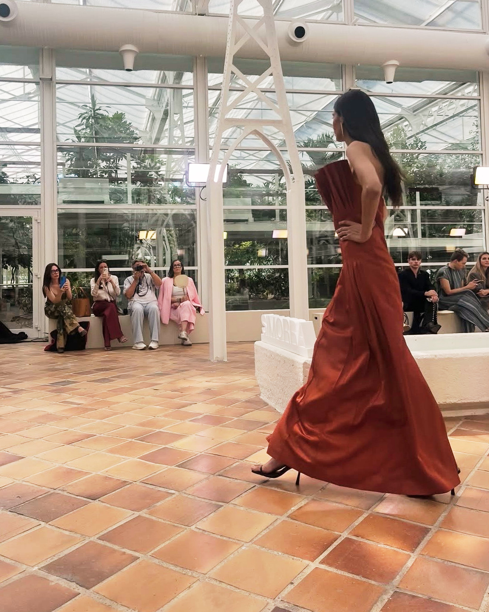 Detalle de un look de la colección Fold In de Simorra durante el desfile