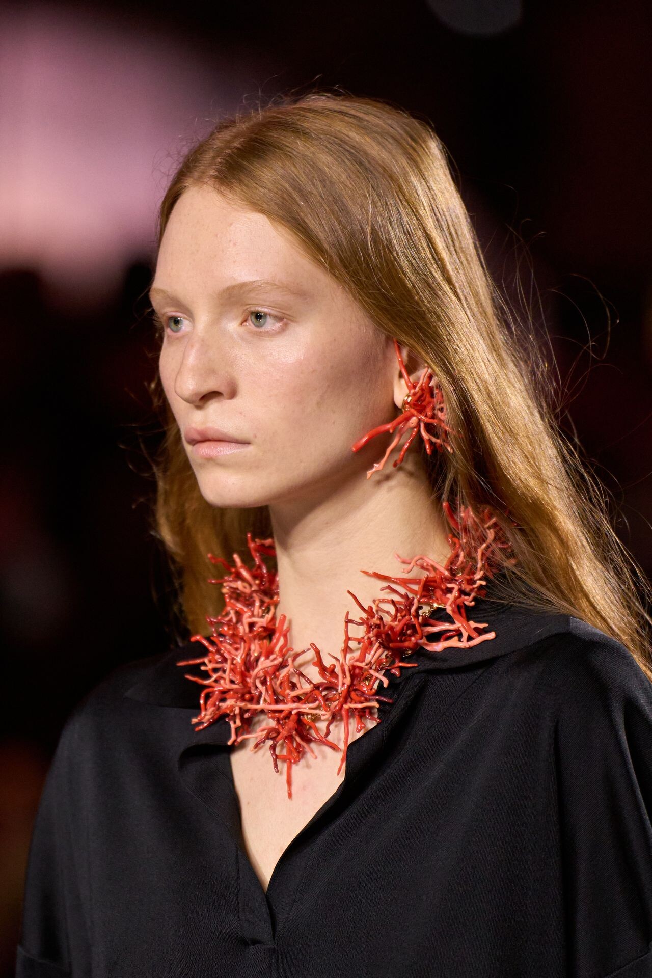 Detalle de accesorios Chanel SS26, joyería de pasarela