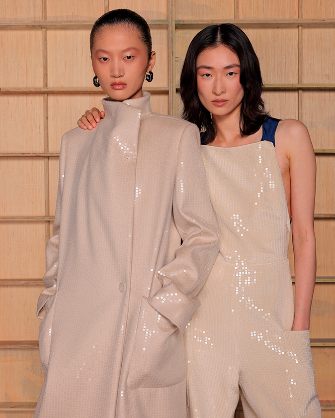 Backstage del desfile Resort 2027 de Max Mara con modelos vistiendo looks en tonos camel y detalles de lentejuelas