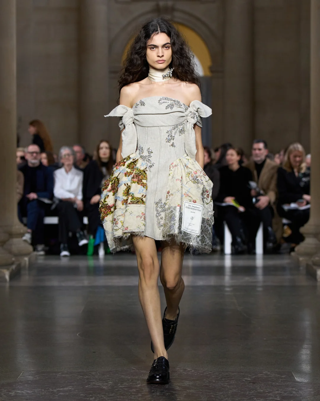 Modelo durante el desfile Otoño Invierno 2026 de ERDEM con un vestido de inspiración romántica