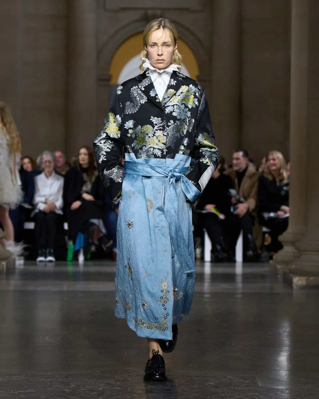 Modelo durante el desfile Otoño Invierno 2026 de ERDEM con un look de inspiración histórica