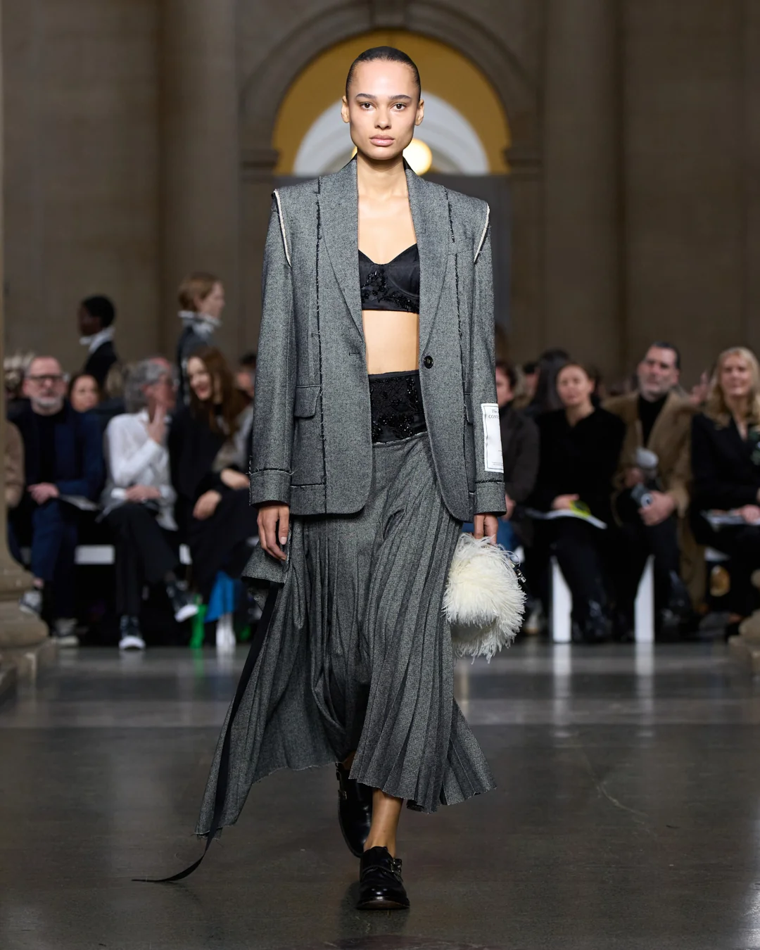 Modelo sobre la pasarela durante el desfile Otoño Invierno 2026 de ERDEM