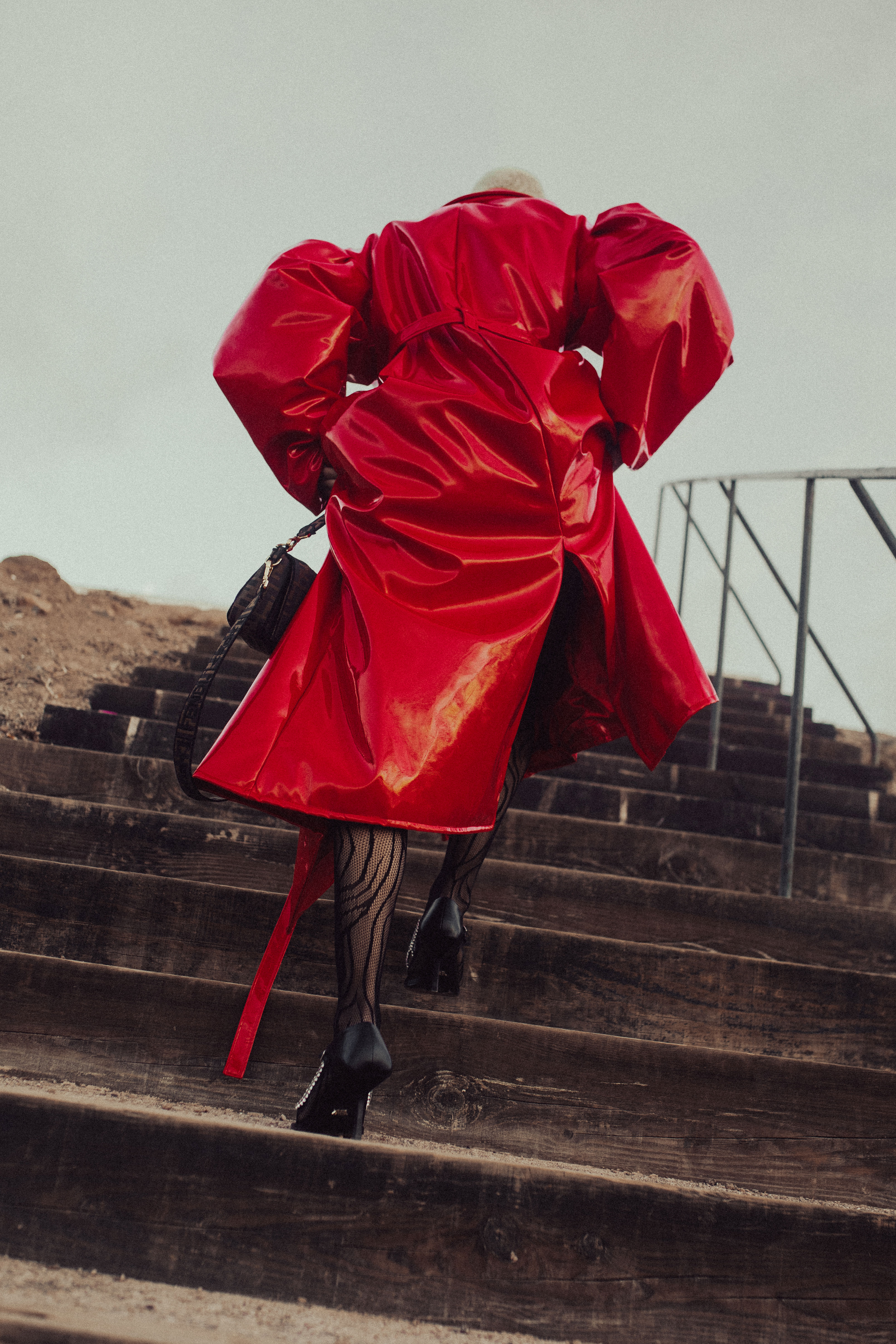 Modelo subiendo unas escaleras con un total look de Paco Naya en la editorial Donde vuelve la mirada