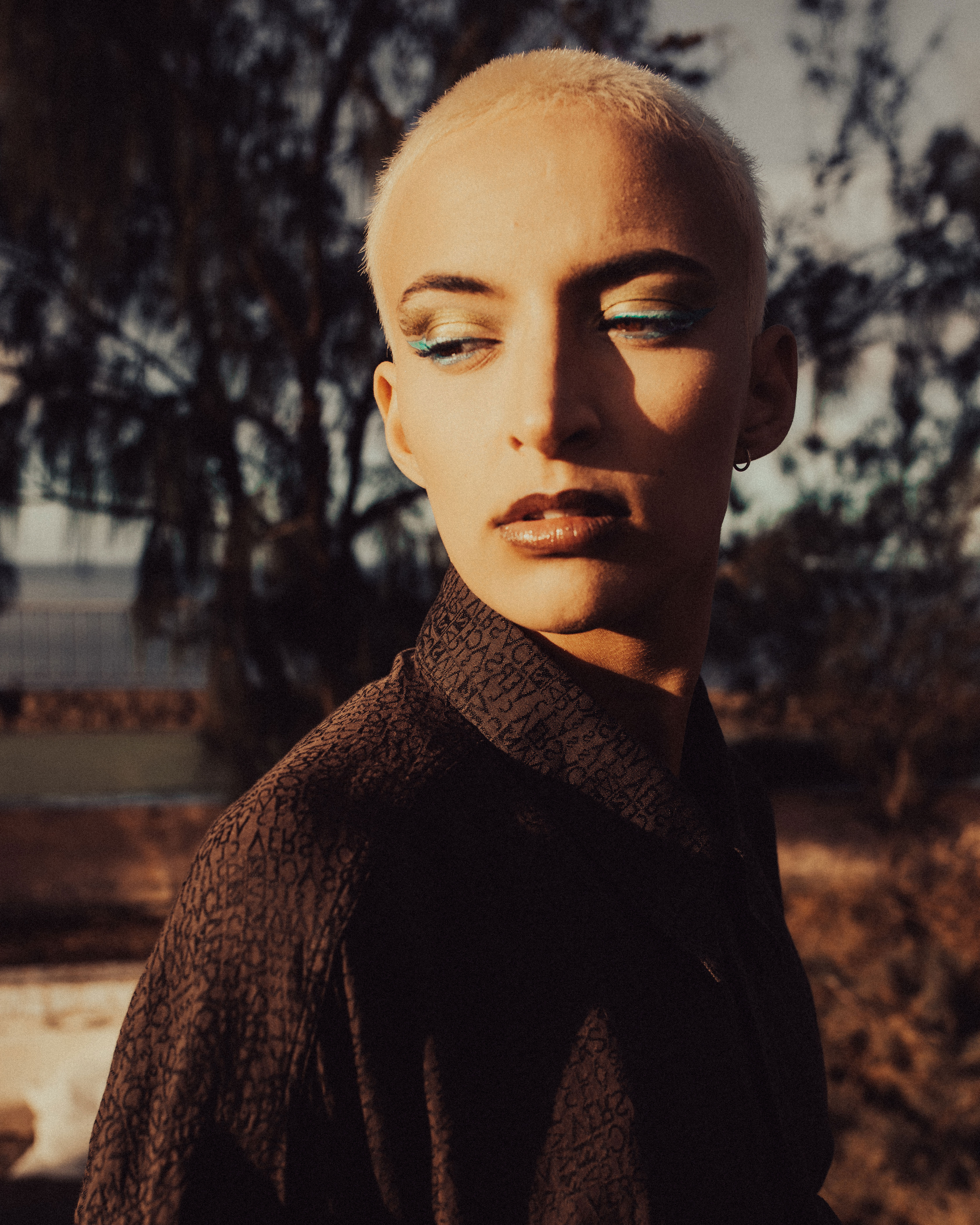 Primer plano de la modelo con camisa Armani y bolso Gucci en la editorial Donde vuelve la mirada