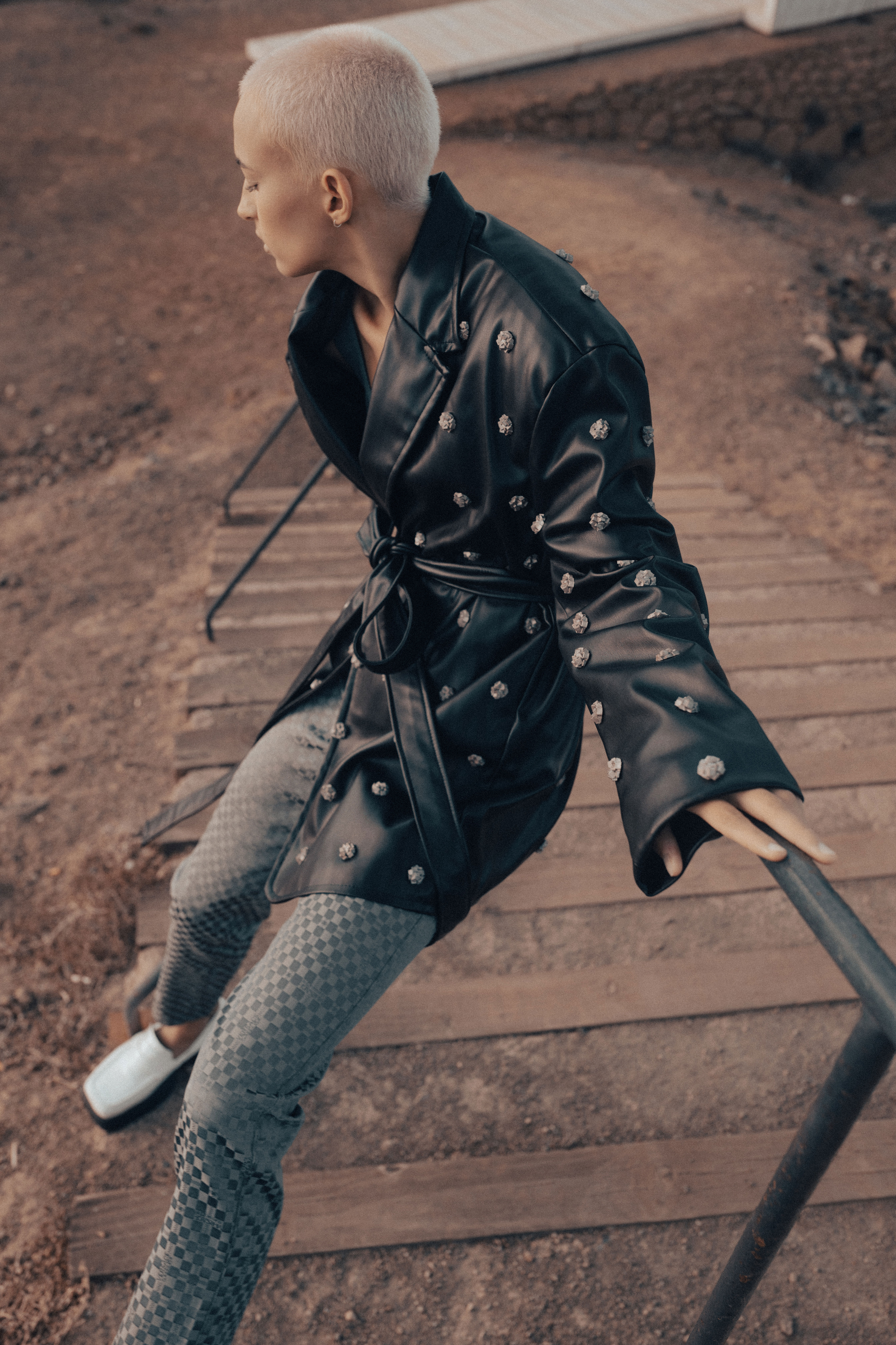 Modelo con abrigo Paco Naya y pantalón Armani Jeans en la editorial Donde vuelve la mirada