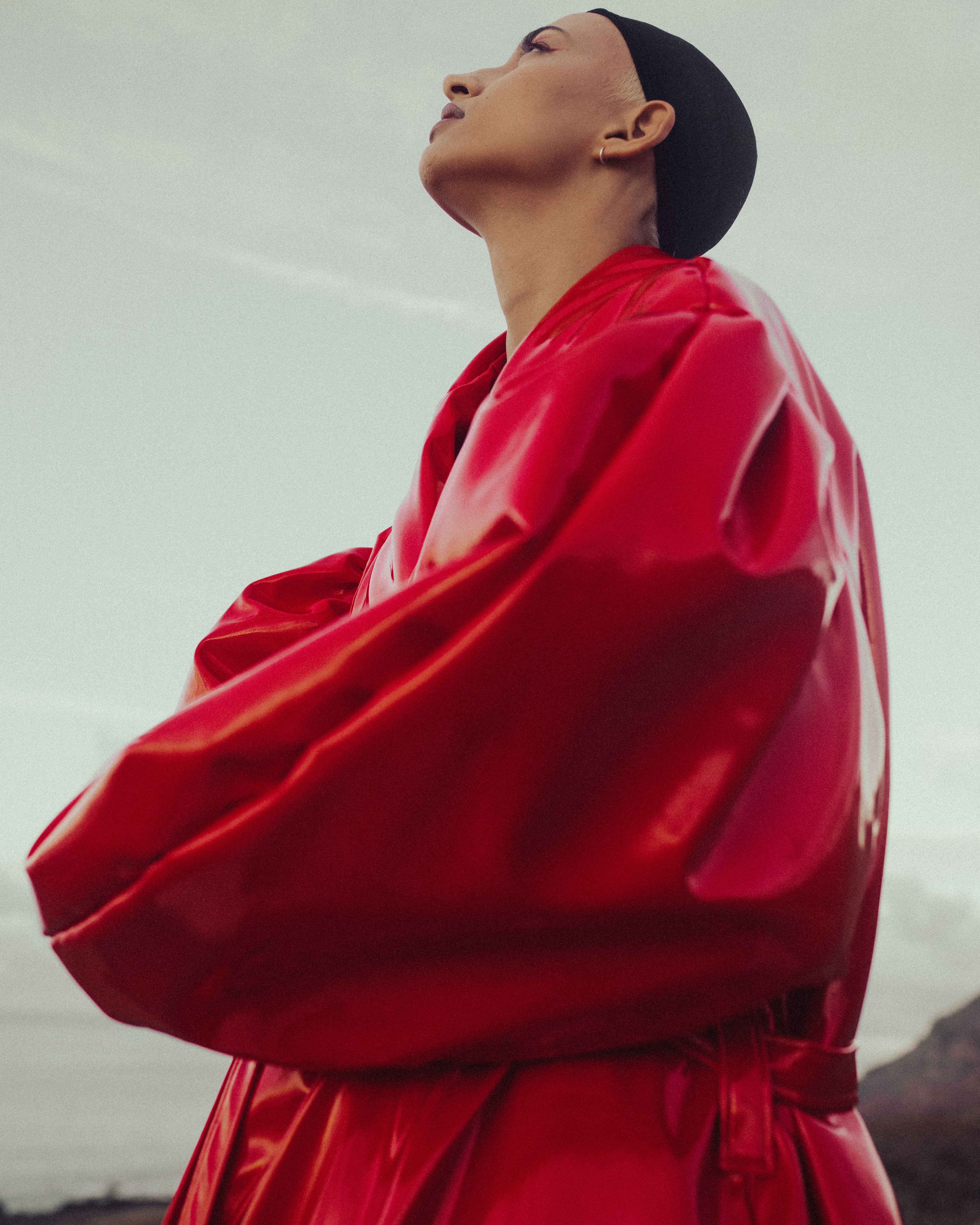 Modelo mirando hacia el cielo con un look de Paco Naya en la editorial Donde vuelve la mirada