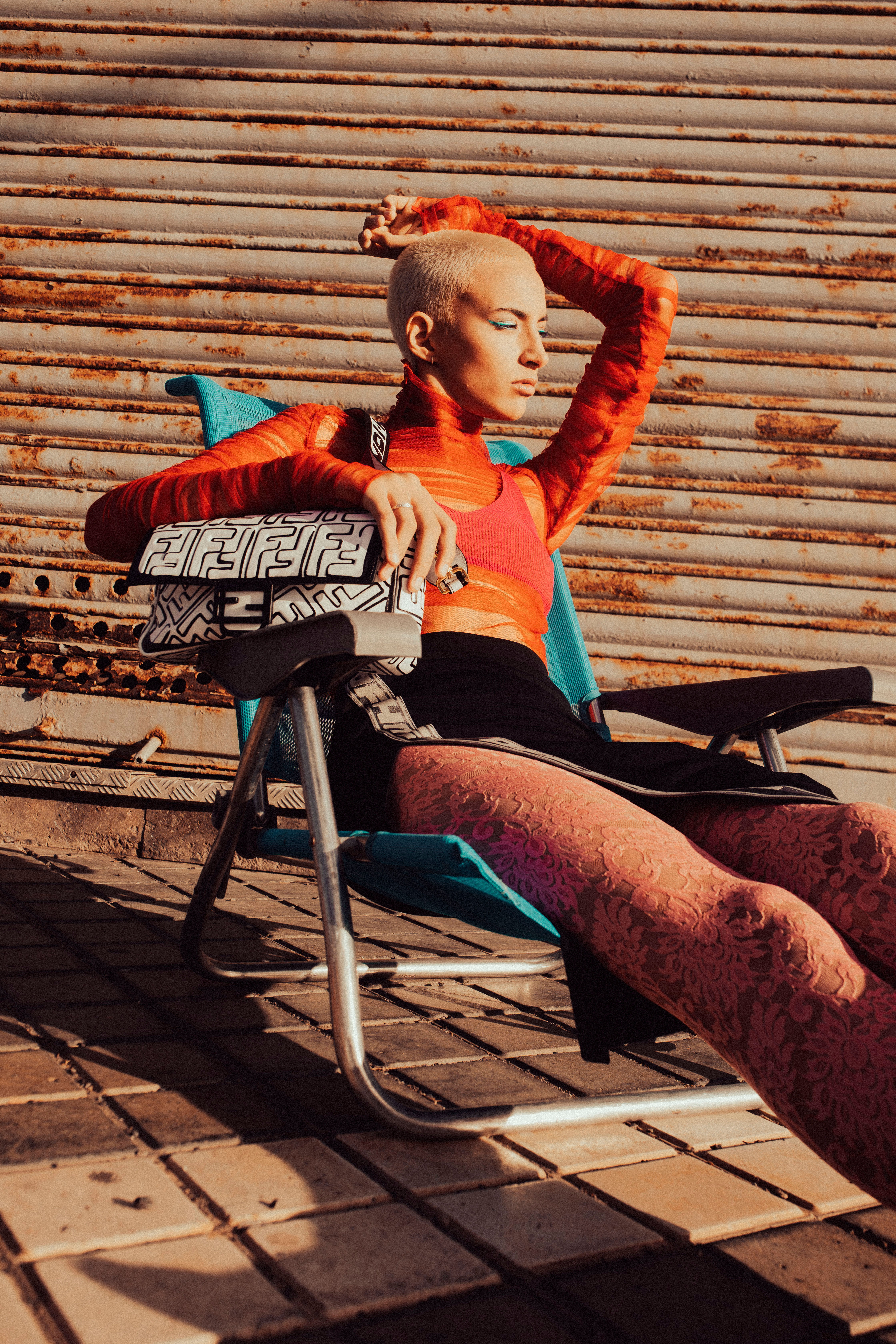Modelo con top de tul fruncido Paco Naya, top rosa Jacquemus, falda Off-White y medias Laut Apparel en la editorial Donde vuelve la mirada