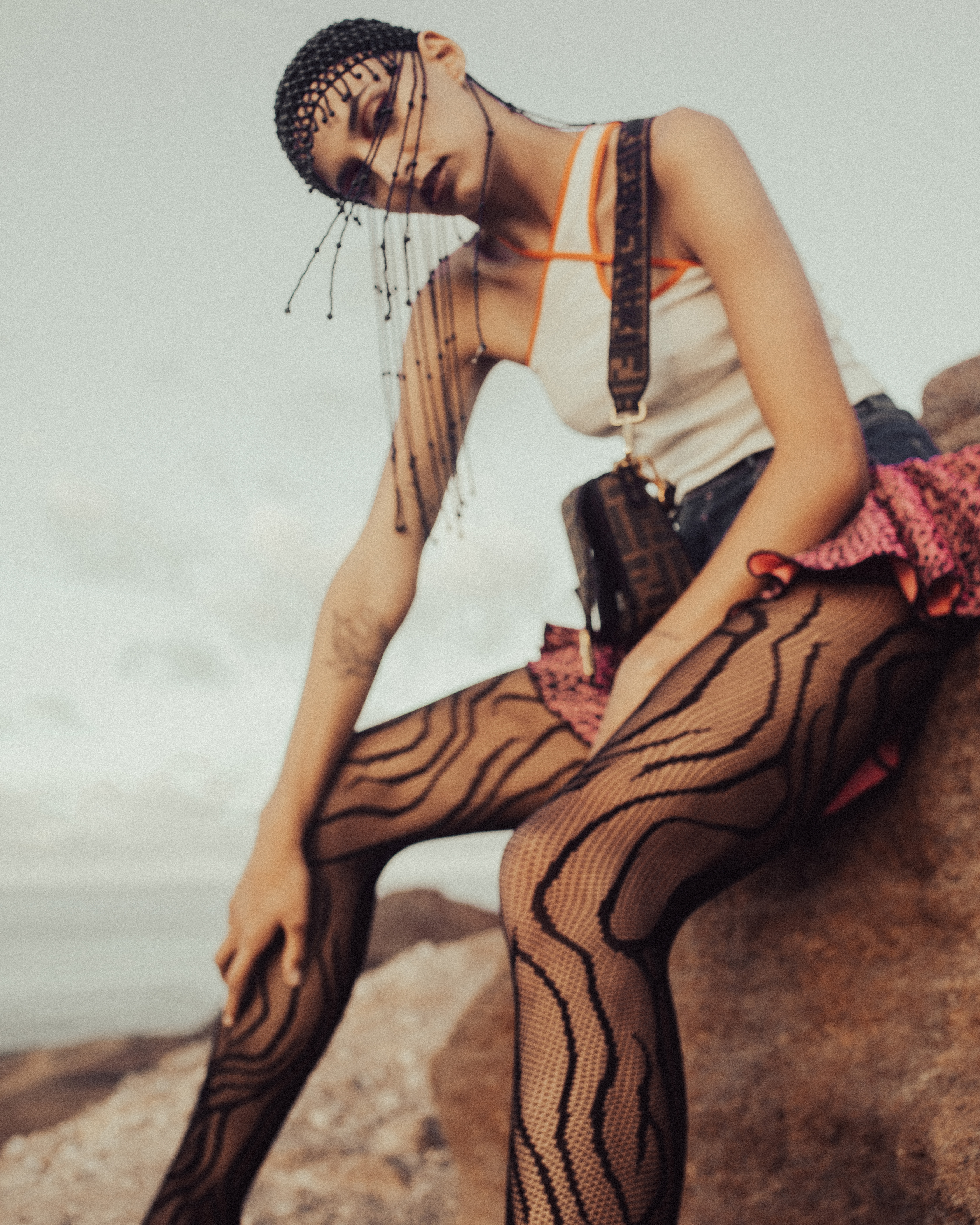 Plano completo del look con top Jou Martan y falda Laut Apparel en la editorial Donde vuelve la mirada