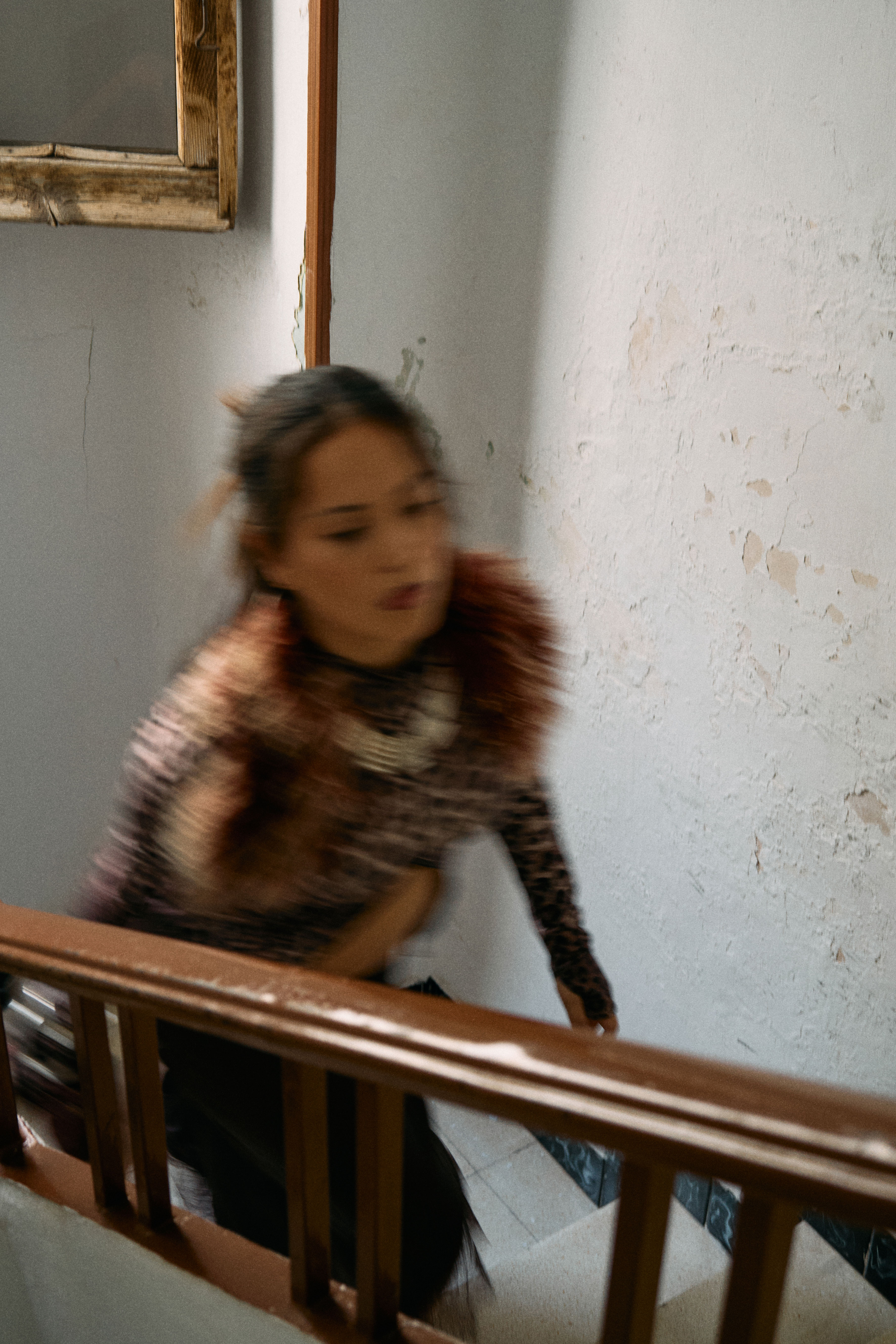 Retrato editorial con tocado escultórico y estilismo de alta moda