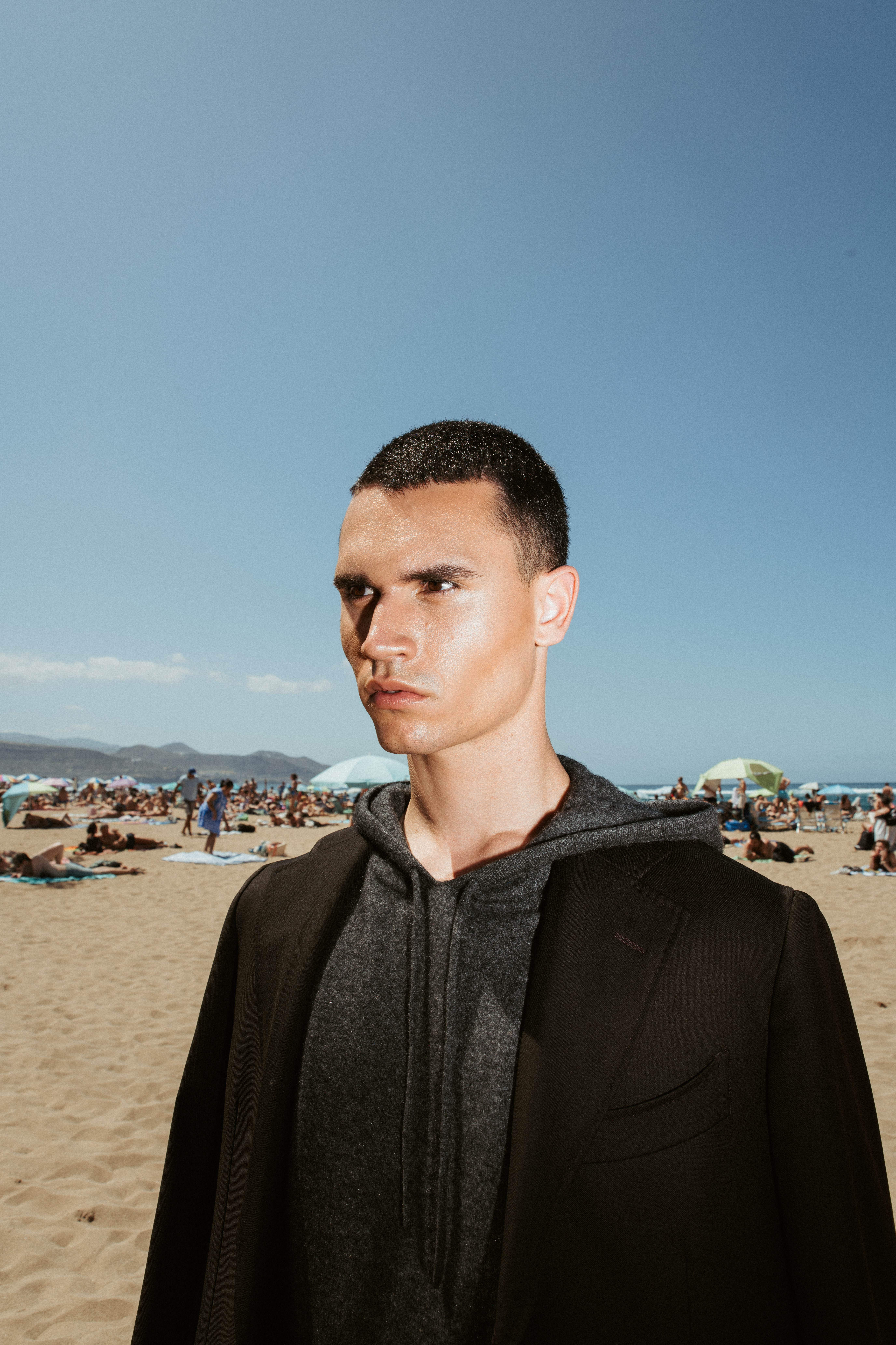Primer plano de modelo en editorial de moda con estilismo escultórico en Canarias