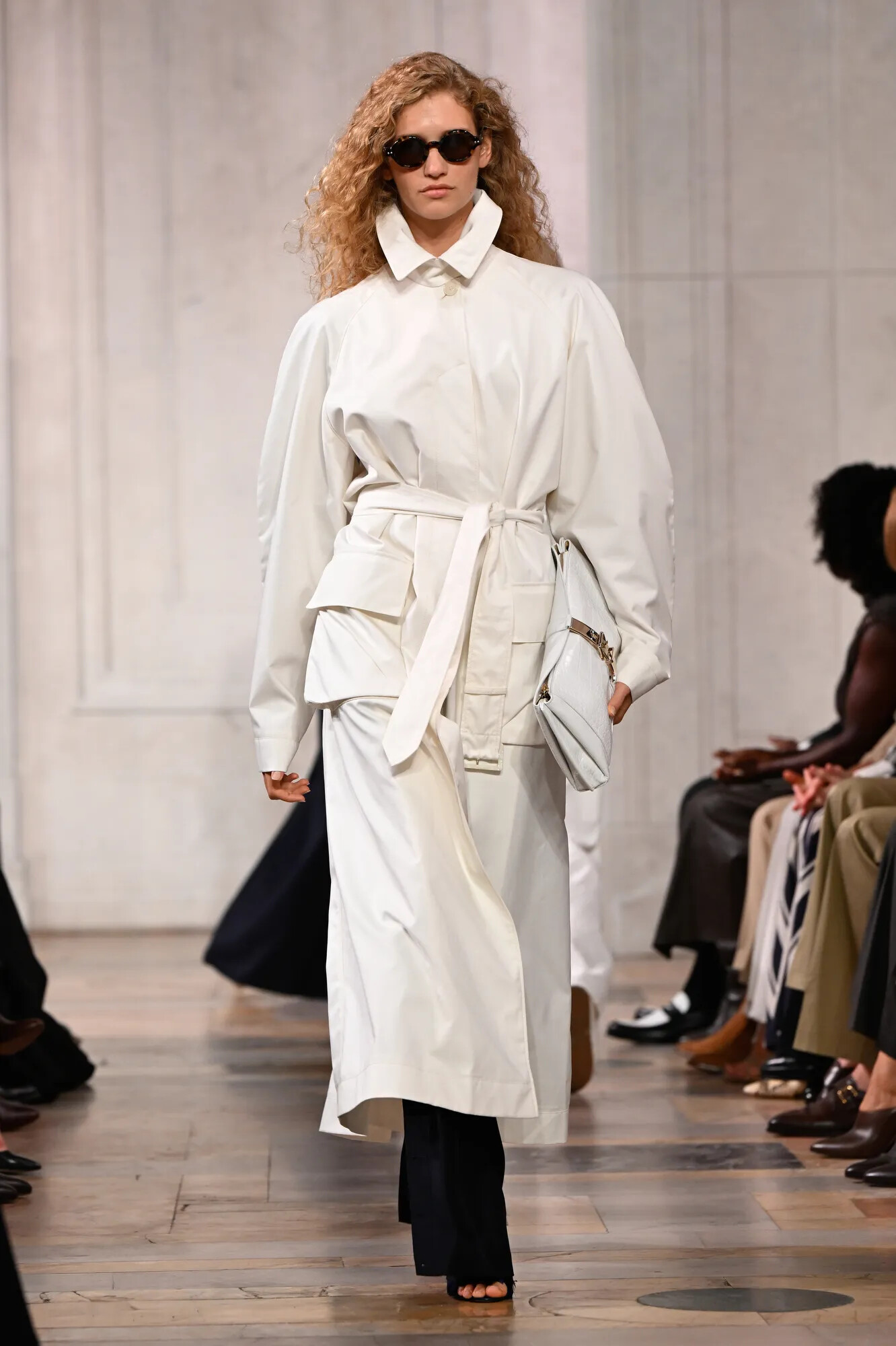 Modelo con una prenda de cuero blanco y espalda fruncida durante el desfile de Ralph Lauren Primavera/Verano 2027
