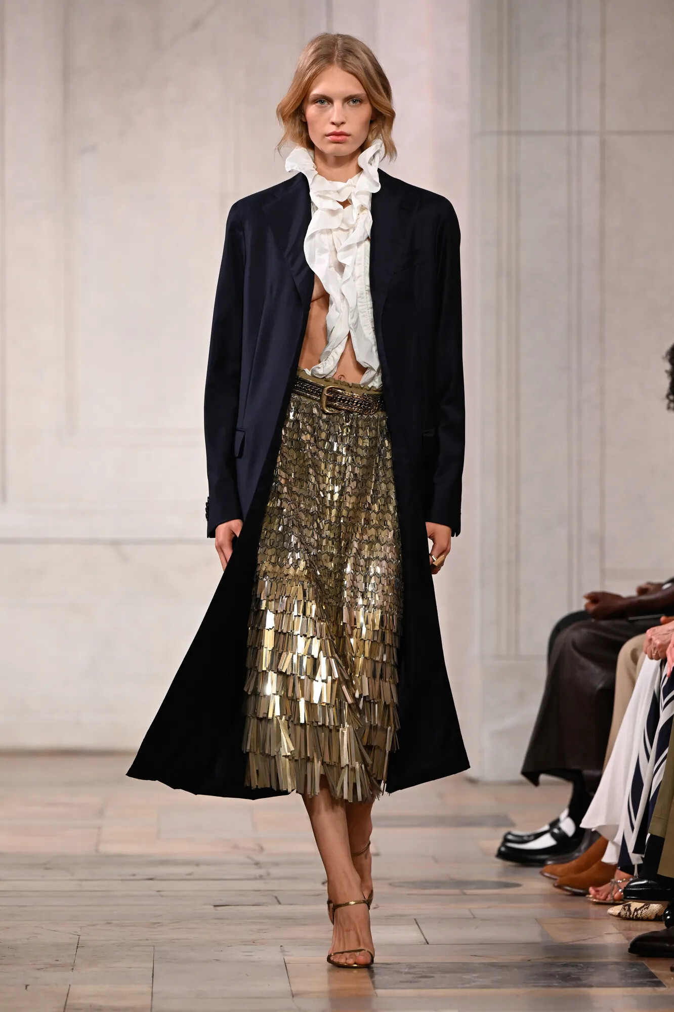 Modelo con una prenda dorada durante el desfile de Ralph Lauren Primavera/Verano 2027