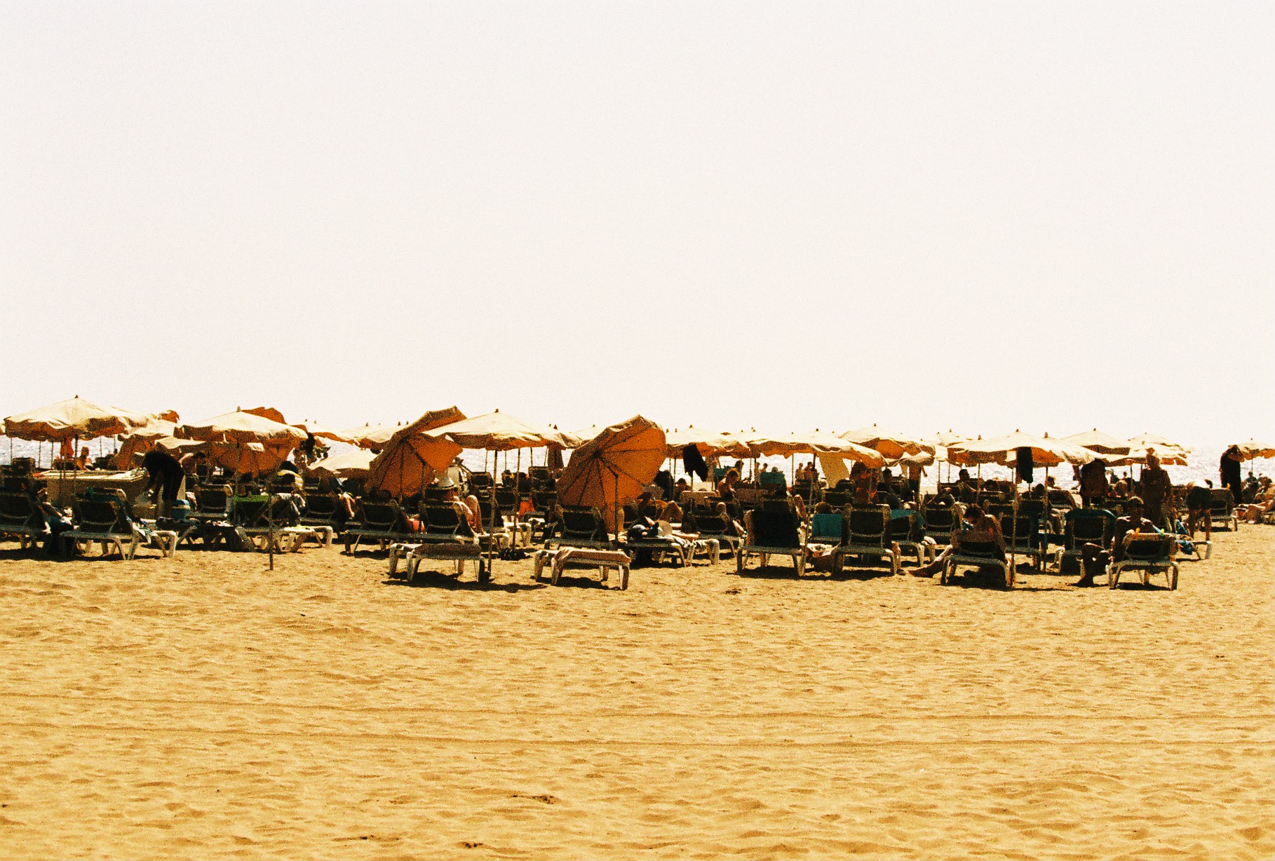 Formas de arena esculpidas por el viento en Maspalomas