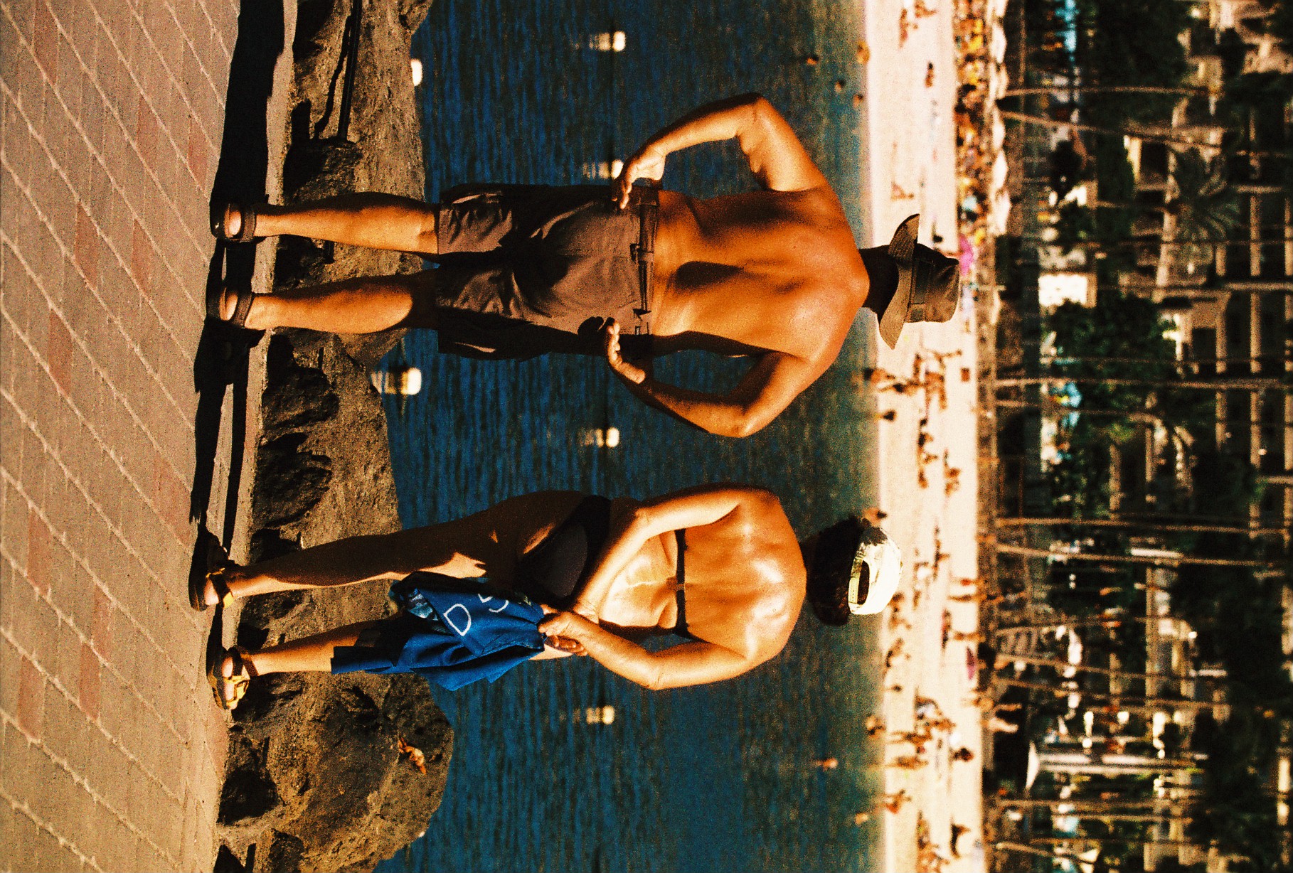 Pareja observando el horizonte en una playa de Gran Canaria