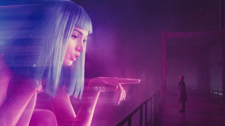 El holograma de Joi frente a K en una escena de Blade Runner 2049.