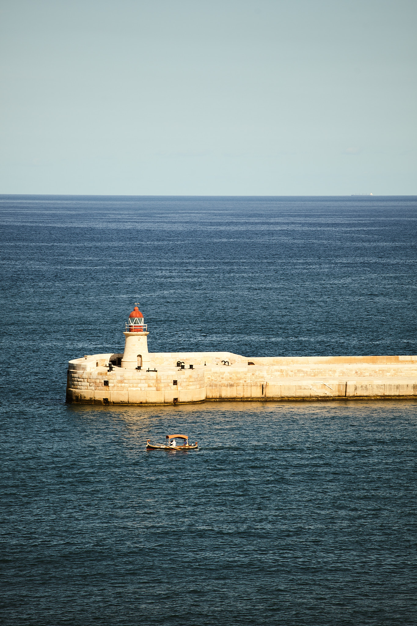 Horizonte azul del mar Mediterráneo en Malta