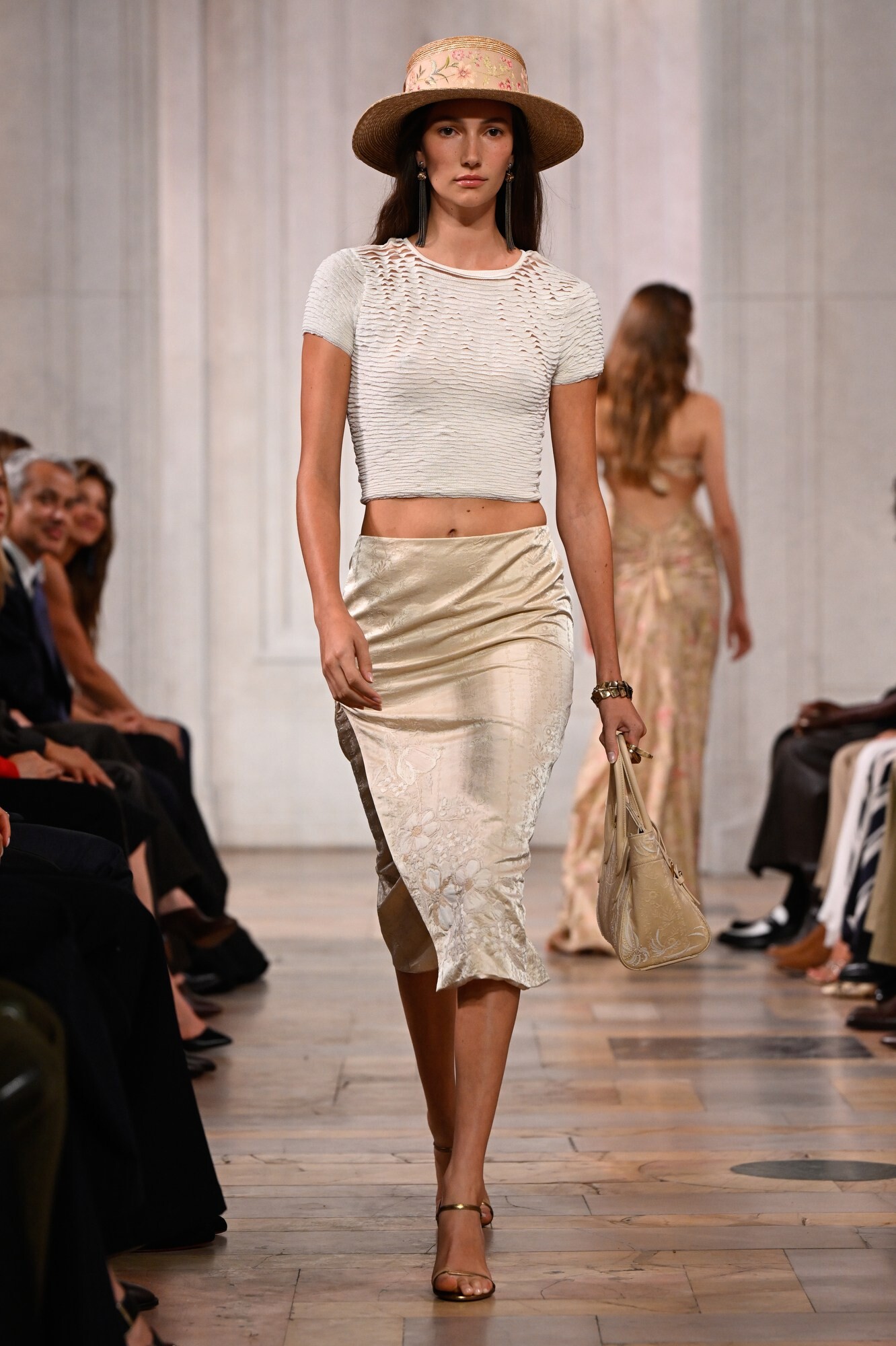 Look de Ralph Lauren con camiseta y falda de inspiración lencera con detalles florales durante el desfile Primavera/Verano 2027