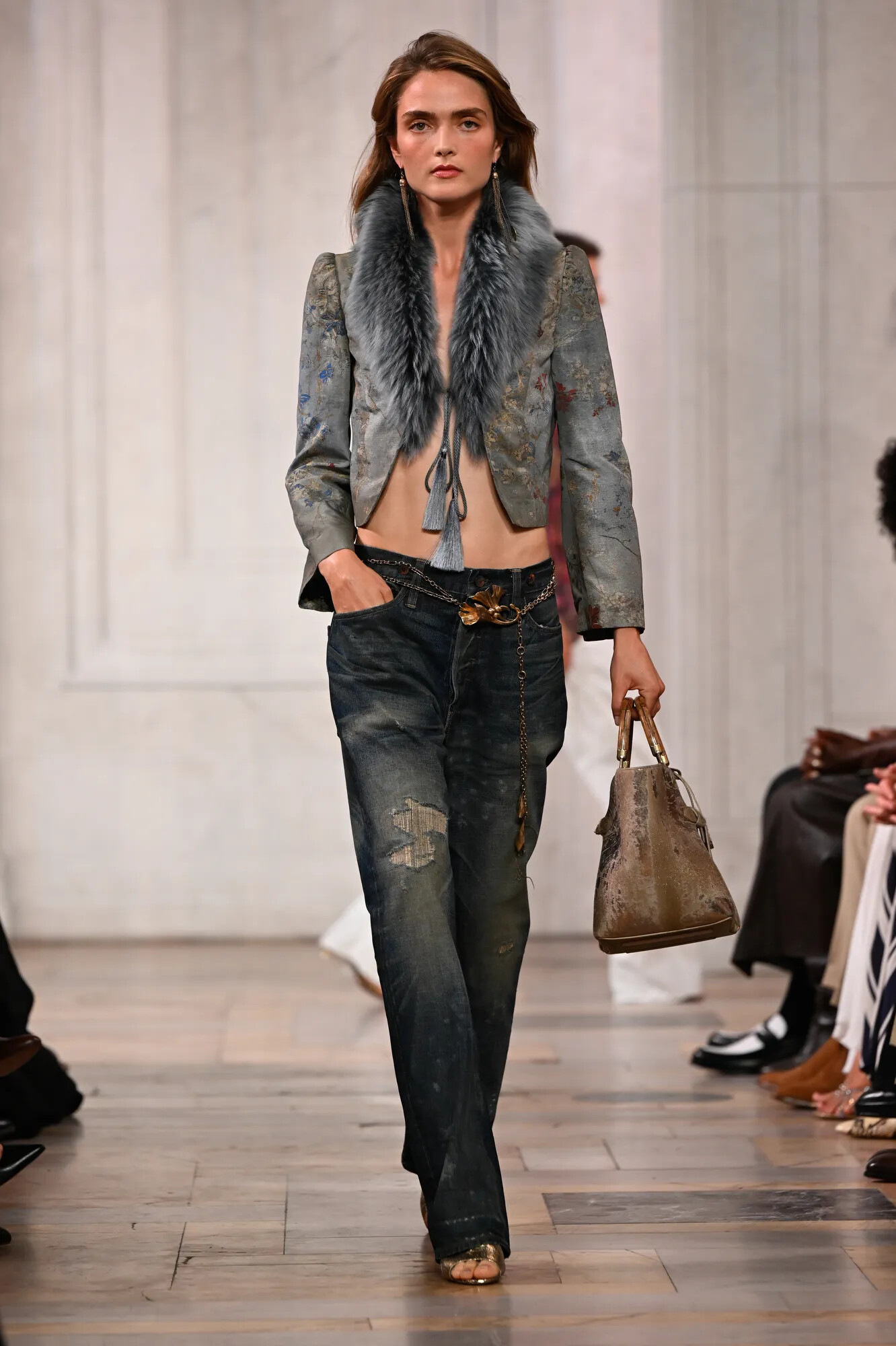 Look de Ralph Lauren con motivos florales tridimensionales de apariencia artesanal durante el desfile Primavera/Verano 2027