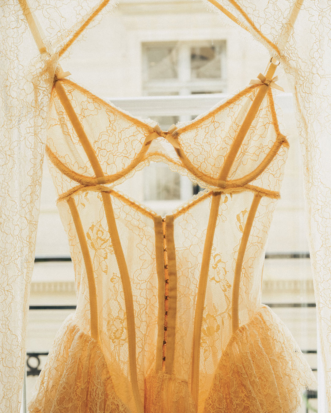 Conjunto de inspiración clásica con corsé de encaje, desarrollado para la colección Trailblazer Otoño 2026 de Zimmermann.