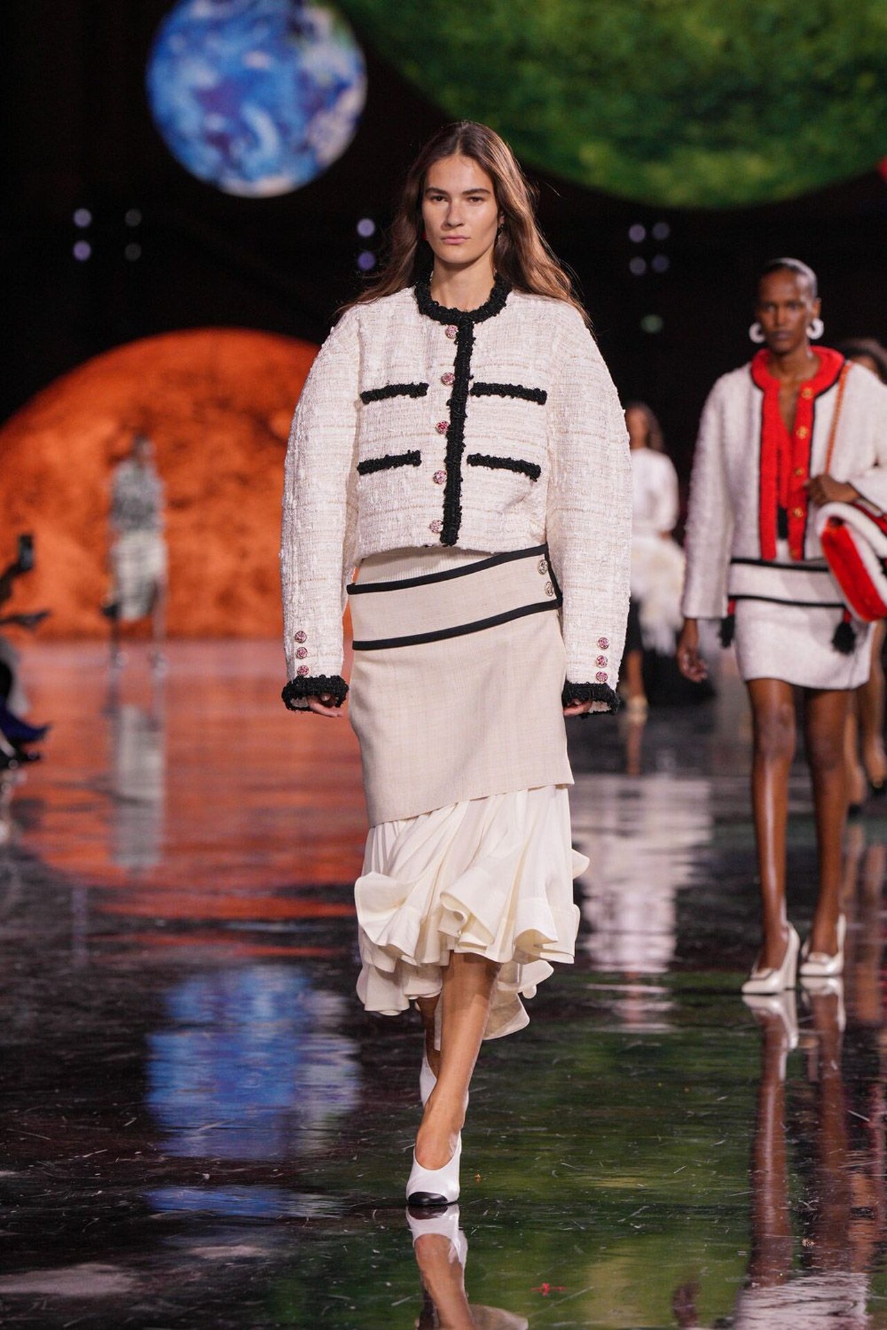 Look en pasarela de Chanel SS26, silueta en movimiento