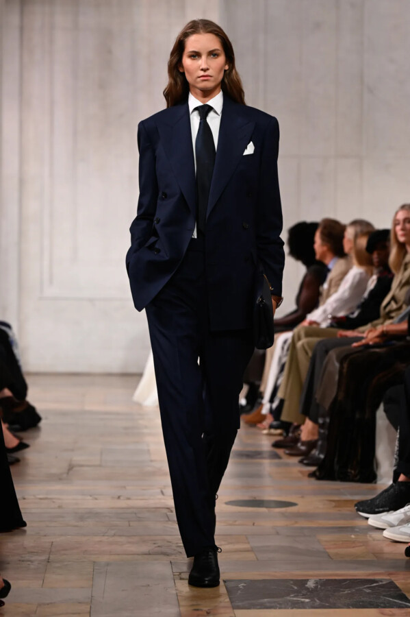 Modelo con un look de sastrería de Ralph Lauren durante el desfile Primavera/Verano 2027