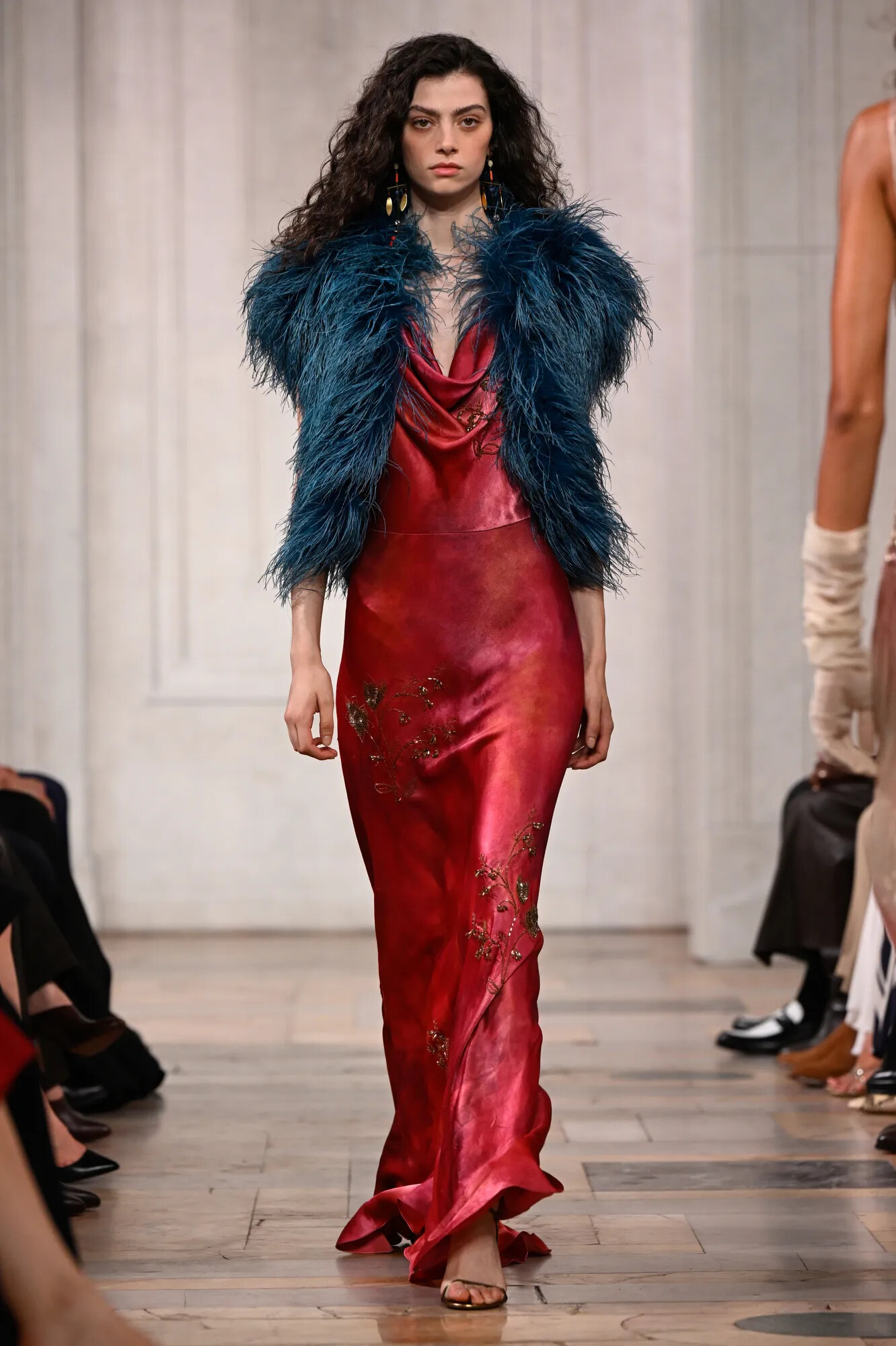 Modelo con vestido de acabado deliberadamente imperfecto durante el desfile de Ralph Lauren Primavera/Verano 2027