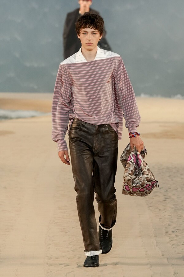 Prendas con acabados envejecidos efecto aire salino Louis Vuitton SS27