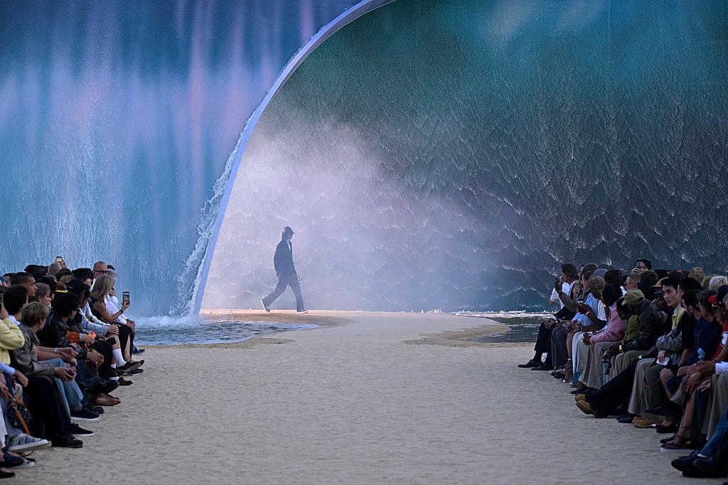 Escenario inmersivo del desfile Louis Vuitton SS27