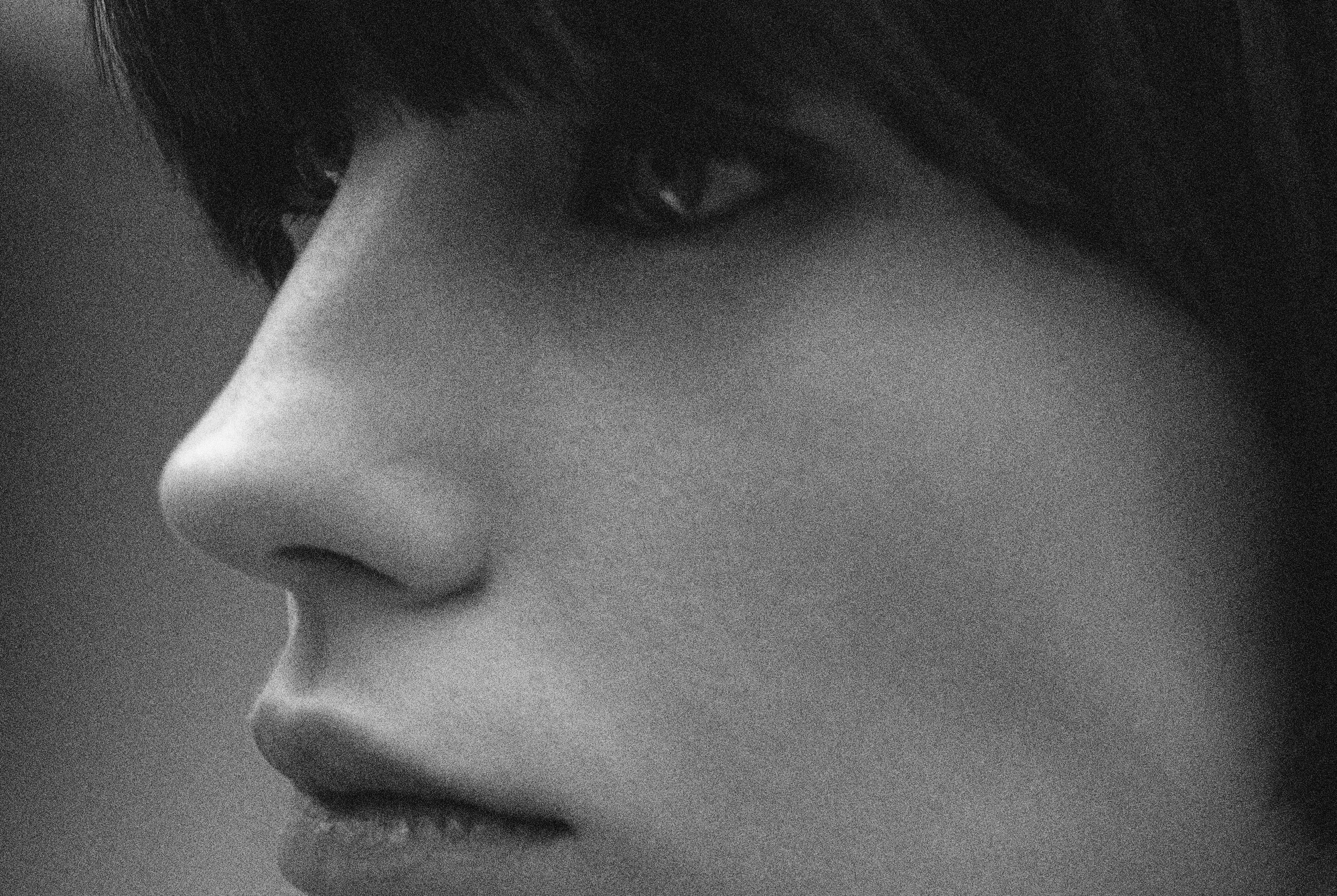Primer plano de una mujer de perfil en blanco y negro