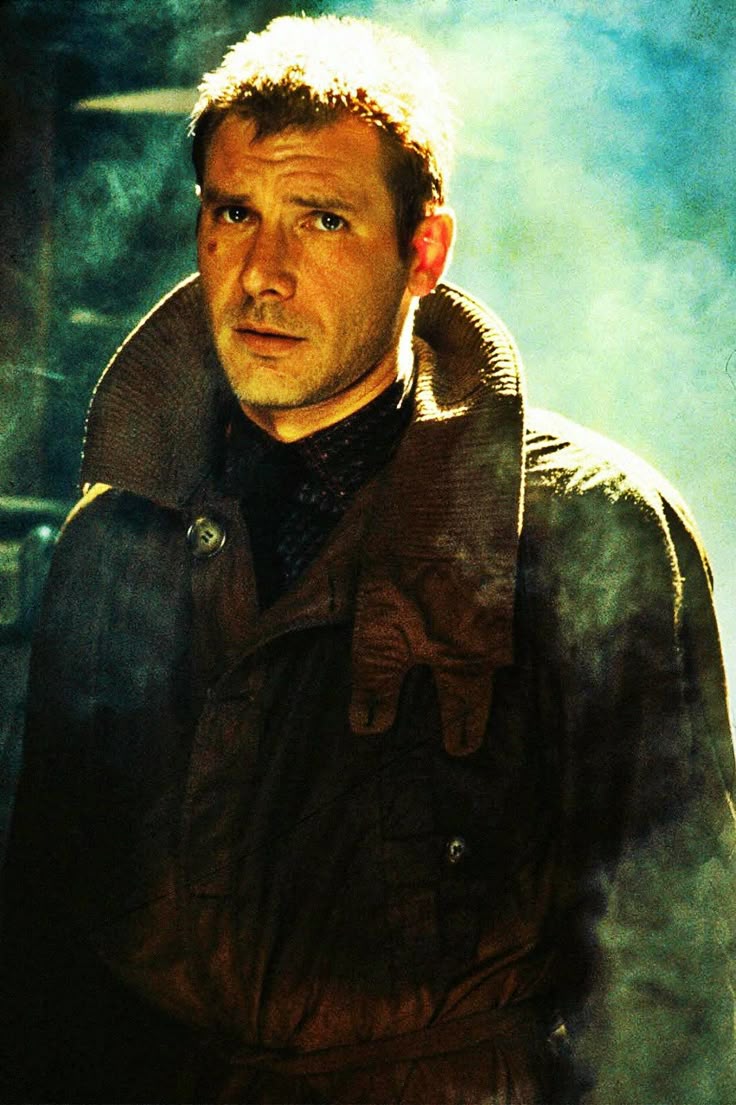 Rick Deckard en una escena de Blade Runner (1982) con iluminación tenue y ambiente urbano futurista.