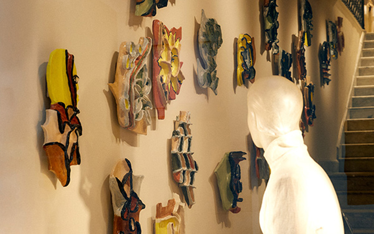 En la boutique de Taormina, Max Mara ha incorporado intervenciones artísticas como la instalación cerámica Remains de Florence Bamberger