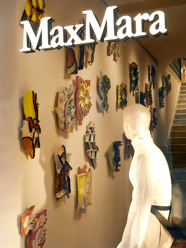 Instalación cerámica de Florence Bamberger en la boutique de Max Mara en Taormina, donde el arte contemporáneo dialoga con el espacio arquitectónico mediterráneo