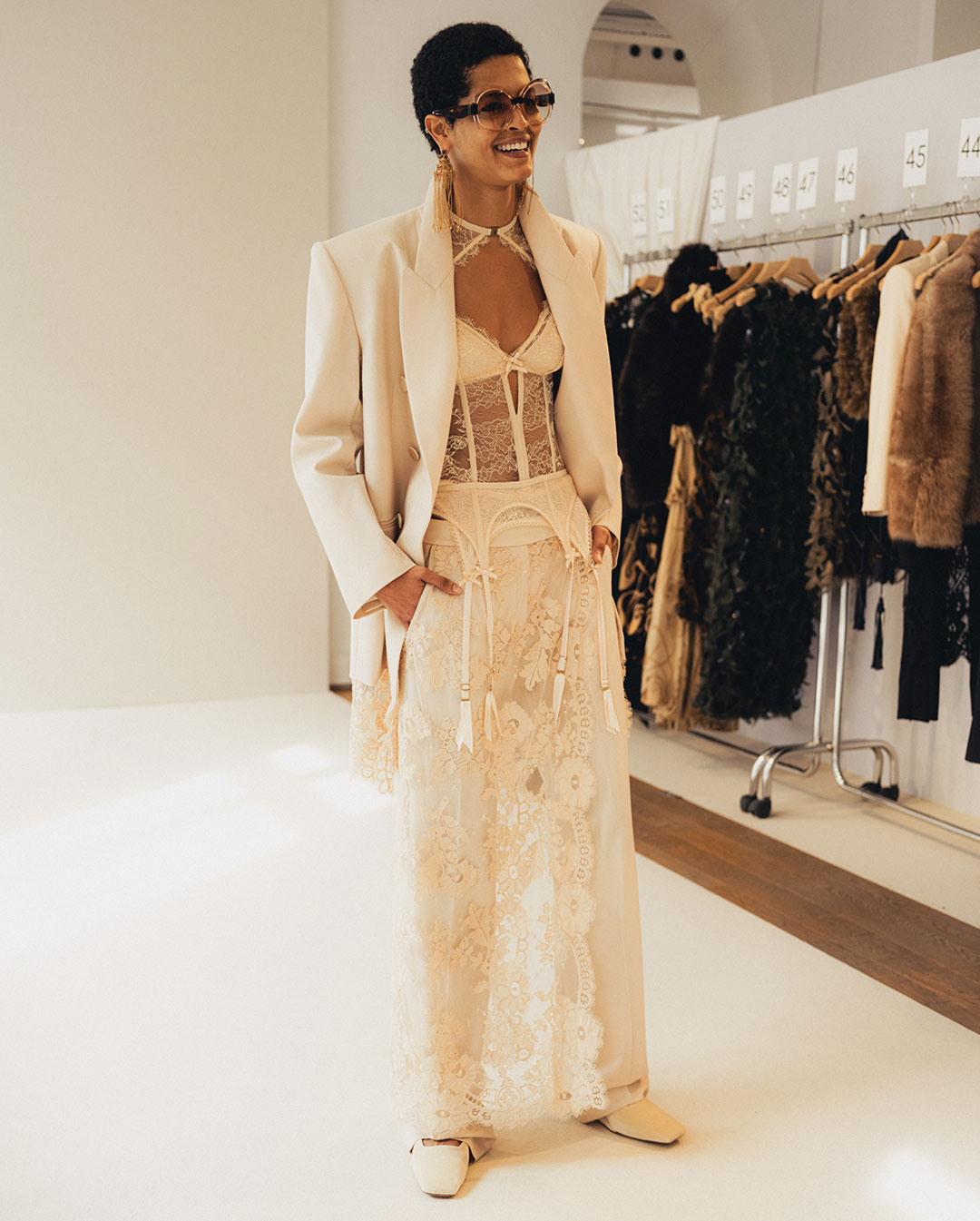 Traje esmoquin con detalles de encaje combinado con lencería visible, diseñado para la colección Trailblazer Otoño 2026.