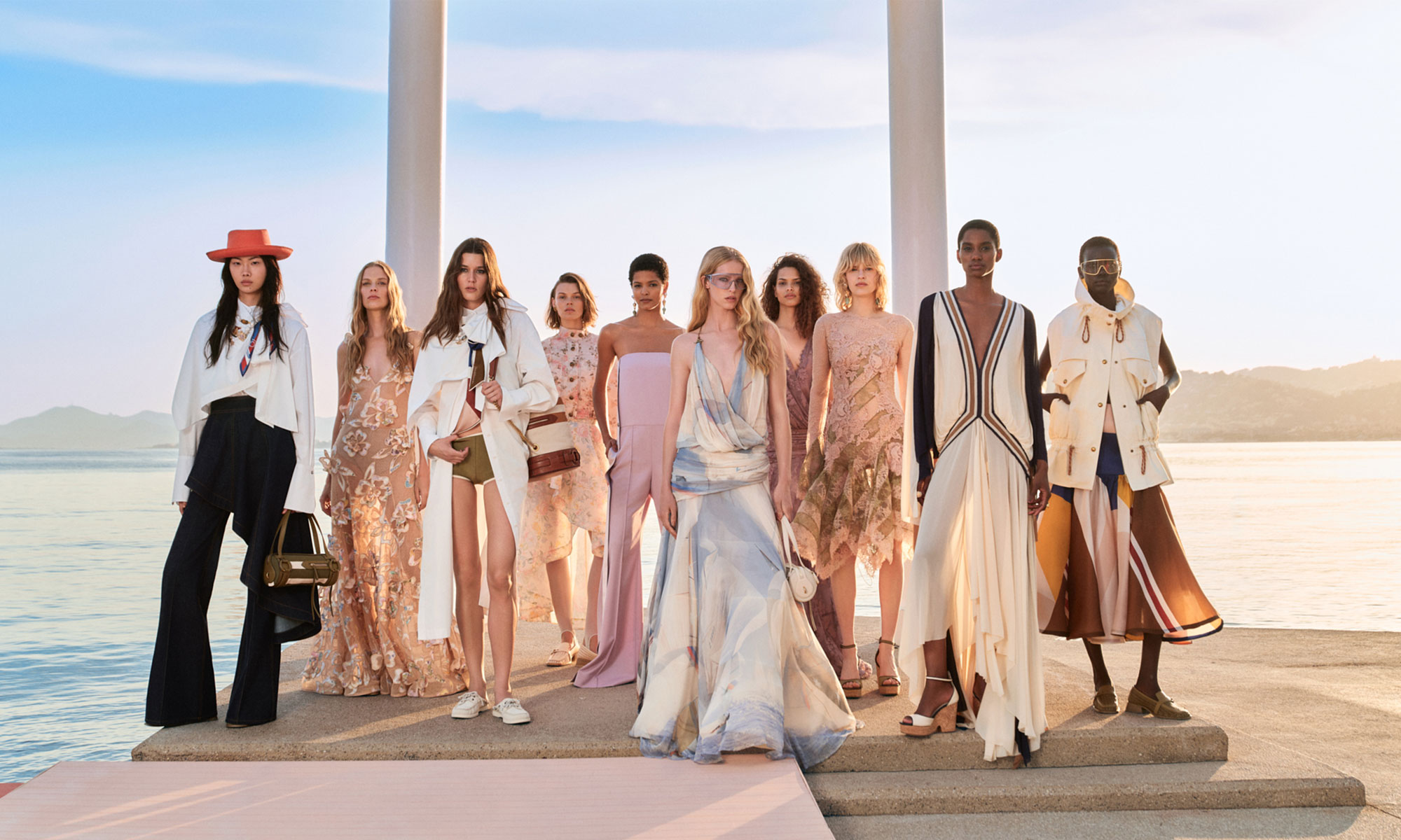 Fotografía grupal de las modelos durante el cierre del desfile The Clash Cruise RTW 2027 de ZIMMERMANN