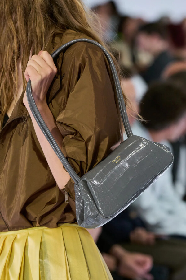 Detalle de los accesorios de un estilismo del desfile de Prada Primavera/Verano 2027