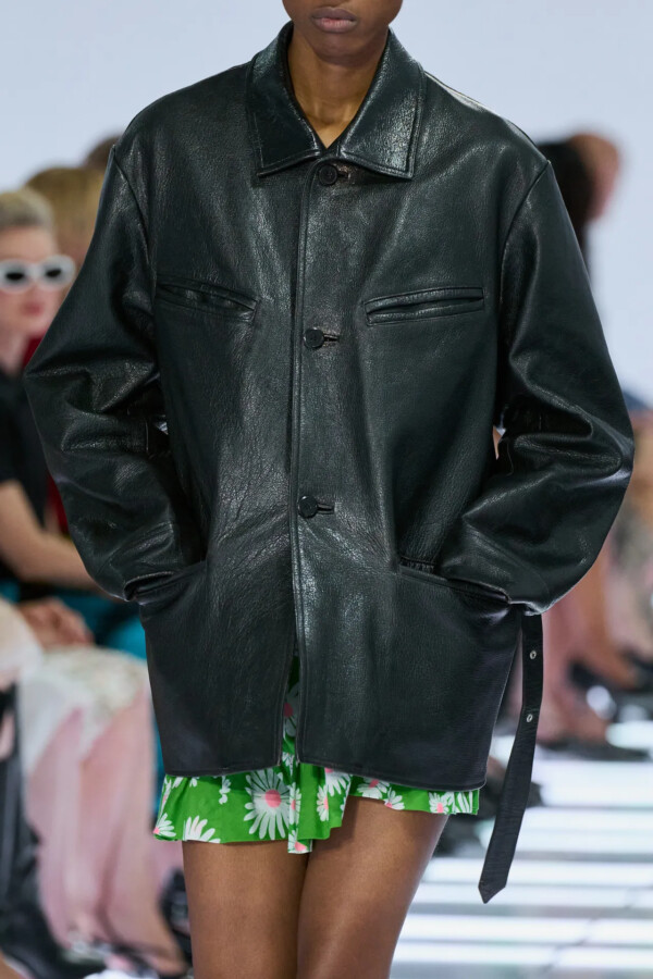 Primer plano de un estilismo del desfile de Prada Primavera/Verano 2027